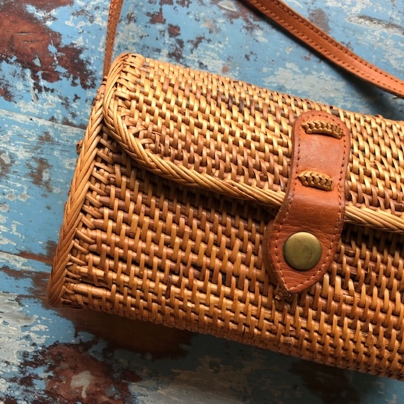 Woven Basket Purse with real Leather Strap and Snap Closure Like New! - Picture 2 of 6